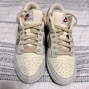Nike Women dunks low shoes. Size 7